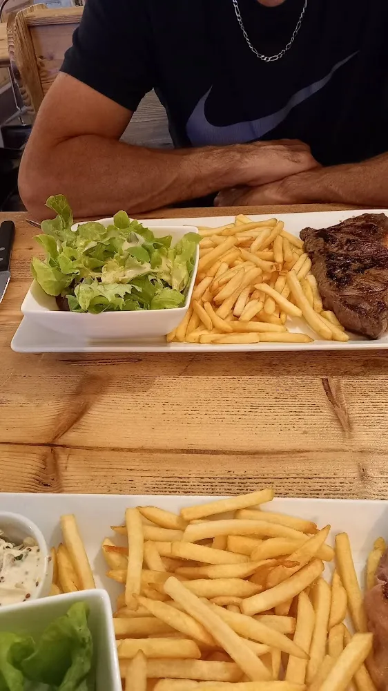 Pavé de Bœuf Avec Ses Frites Et Sa Salade